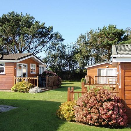 Chalets & Lodges At Atlantic Bays Holiday Park Padstow Exteriör bild