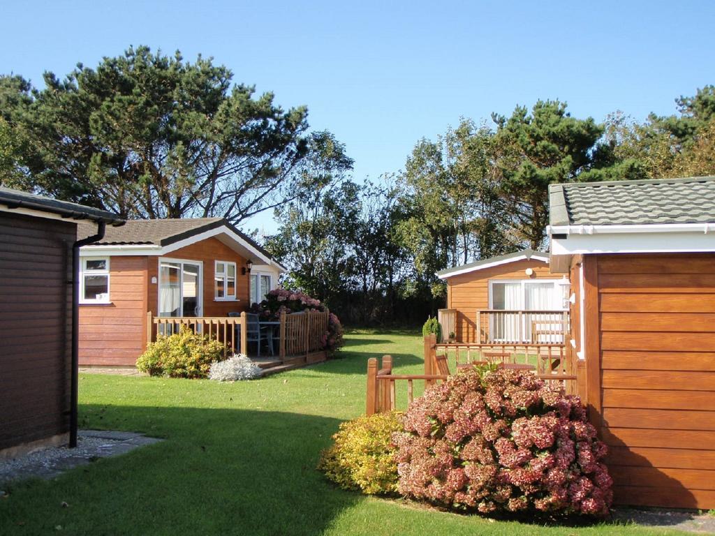 Chalets & Lodges At Atlantic Bays Holiday Park Padstow Exteriör bild