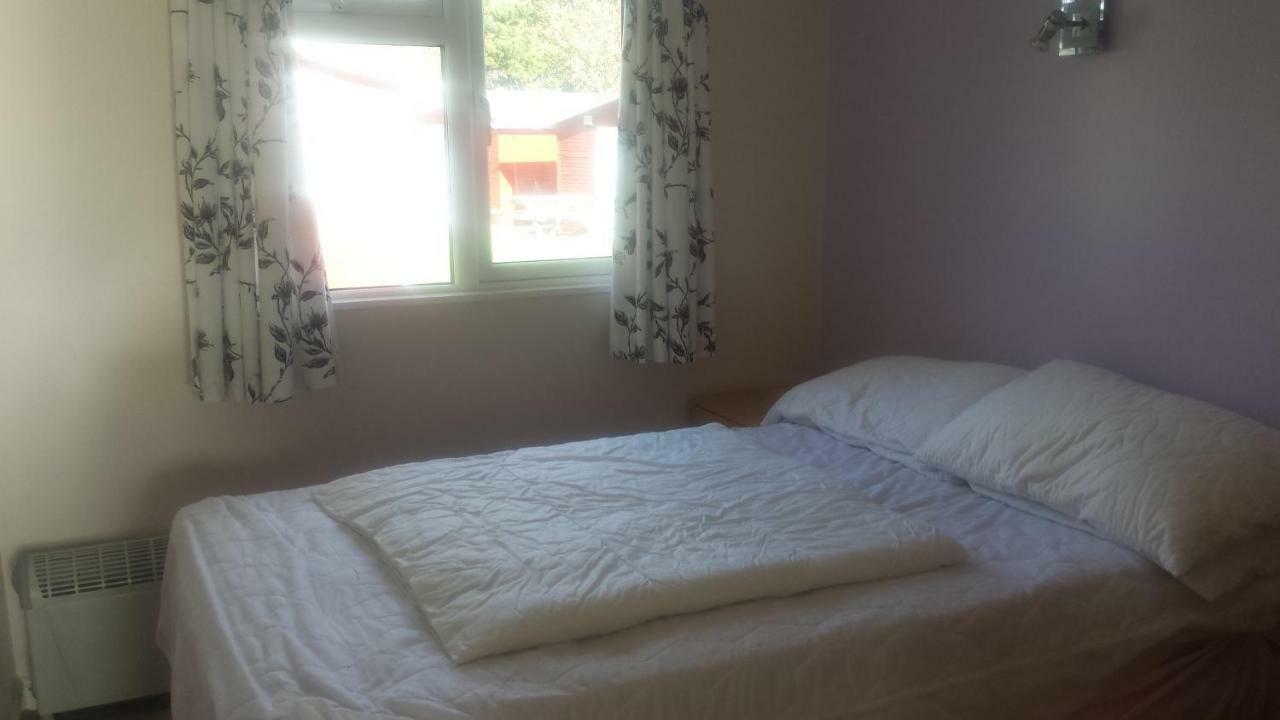 Chalets & Lodges At Atlantic Bays Holiday Park Padstow Exteriör bild